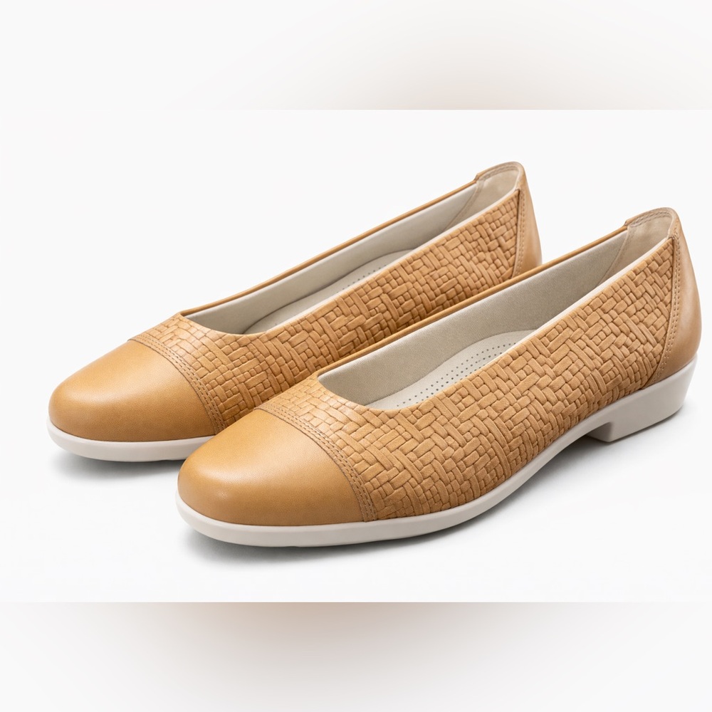 SAS Women's Maui wheat size 10 flats brand new with box;tri-pad comfort